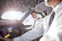 Портрет улыбающийся, уверенный в себе пилот в кабине самолета — стоковое фото