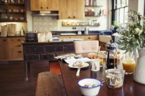 Café y desayuno en mesa de comedor - foto de stock
