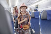 Lächelndes, eifriges Mädchen steigt in Flugzeug — Stockfoto