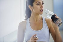 Жінка питна вода після тренування — стокове фото