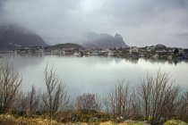 Рибальське село вздовж спокій озера, Рен, прибуття, Норвегія — стокове фото
