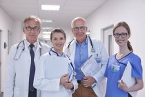Портрет уверенный врачи и медсестра в коридоре больницы — стоковое фото