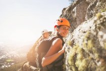 Retrato sonriente escaladora femenina - foto de stock