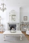 Branco, casa de luxo vitrine interior sala de estar com lareira — Fotografia de Stock