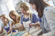 Женщины-художницы рисуют рамки картин в мастерской художественного класса — стоковое фото