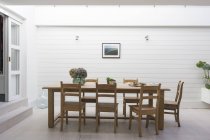 Роскошный дом витрина патио обеденный стол — стоковое фото