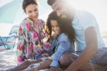 Multiethnische Familie entspannt sich am sonnigen Sommerstrand — Stockfoto