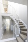 Роскошный дом витрина фойе с извилистой лестницей — стоковое фото