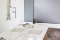 Moderno, minimalista casa escaparate interior cuarto de baño lavabo y espejo - foto de stock