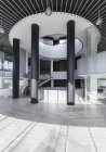 Архитектурный, живописный вид на современный офисный вестибюль — стоковое фото