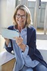 Porträt lächelnde Seniorin mit digitalem Tablet — Stockfoto
