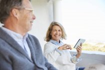 Seniorenpaar nutzt digitales Tablet auf der Terrasse — Stockfoto