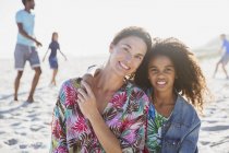 Retrato sorridente, mãe afetuosa e filha na praia ensolarada de verão — Fotografia de Stock