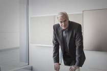 Ritratto fiducioso anziano uomo d'affari in sala conferenze — Foto stock