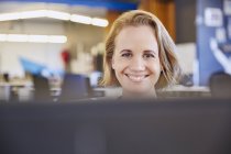 Портрет улыбающейся деловой женщины, работающей за компьютером — стоковое фото