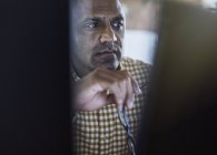 Серйозний фокусований бізнесмен працює за комп'ютером — стокове фото
