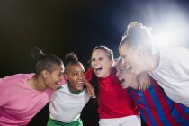 Энтузиастская молодая женщина-футбольная команда празднует, аплодирует в тесноте — стоковое фото