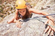 Konzentrierte, zielstrebige Bergsteigerin — Stockfoto