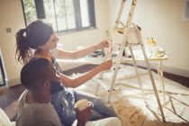 Couple viewing paint swatches, painting living room — Stock Photo