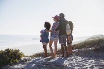 Семья с видом на солнечный летний пляж — стоковое фото