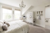 Біла, розкішна домашня вітрина інтер'єру спальня з люстрою — стокове фото
