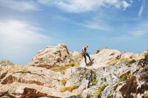 Alpinista de rocha escalando rochas — Fotografia de Stock