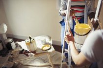 Femmes avec peinture jaune salon de peinture — Photo de stock