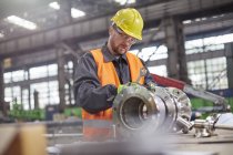 Arbeiter montiert Stahlteil in Fabrik — Stockfoto