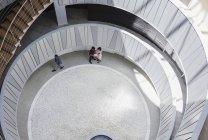 Переглянути зверху ділових людей говорити в архітектурних та сучасний офіс atrium дворик — стокове фото
