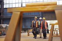 Чоловіки робітники ходять на металургійному заводі — стокове фото