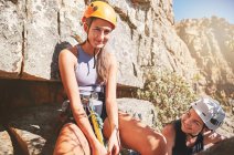 Retrato sonriente, mujeres escaladoras seguras de sí mismas - foto de stock