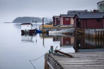 Barche ed edifici in baia calma — Foto stock