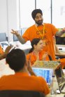Hackers applaudissements, codage pour la charité au hackathon — Photo de stock