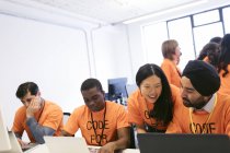 Hackers em laptops codificação para caridade em hackathon — Fotografia de Stock