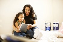 Mutter und Tochter mit digitalem Tablet bereiten Malprojekt vor — Stockfoto