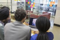 Gente de negocios videoconferencia en la computadora portátil en la oficina — Stock Photo