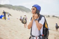 Чоловічий шолом для кріплення парапланів на пляжі — стокове фото