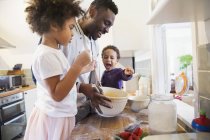 Pai e crianças felizes assar na cozinha — Fotografia de Stock