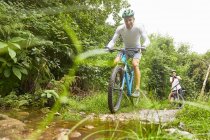 Uomo mountain bike su sentiero fangoso — Foto stock