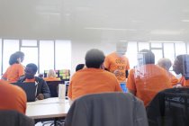 Hackers codage pour la charité au hackathon — Photo de stock