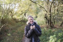 Porträt einer glücklichen blonden Frau im Herbst-Outfit, die im Park posiert — Stockfoto