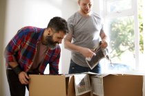 Male gay couple packing, moving out — Stock Photo