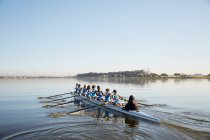 Squadra voga femminile canottaggio scull sul tranquillo lago — Foto stock