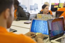 Hacker am Laptop codieren bei Hackathon für guten Zweck — Stockfoto