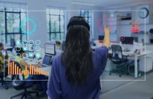 Geschäftsfrau benutzt futuristischen Hologramm-Computer im Büro — Stockfoto