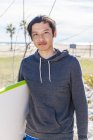 Porträt selbstbewusster Surfer mit Surfbrett — Stockfoto