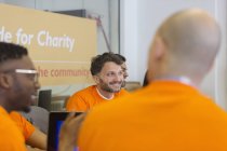 Lächelnde Hacker codieren für wohltätige Zwecke beim Hackathon — Stockfoto