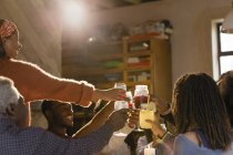 Familie prostet Limonade und Sangria-Gläser bei Dinnerparty zu — Stockfoto