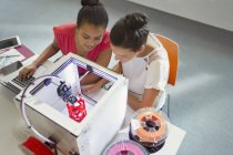Женщины-дизайнеры, использующие 3D-принтер — стоковое фото