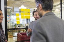 Творческие бизнесмены разговаривают в офисе — стоковое фото
